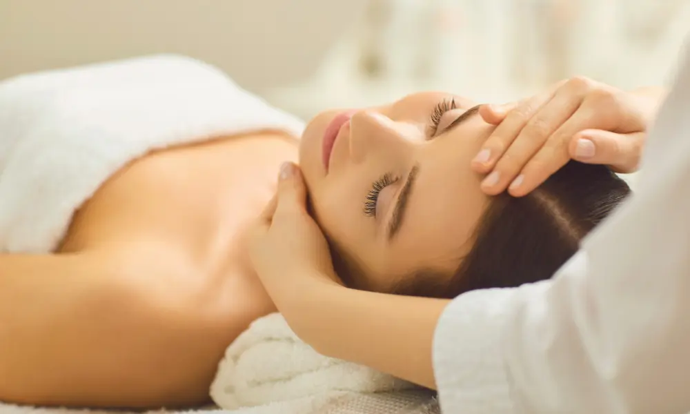 Harmonização facial explicada como conjunto de técnicas minimamente invasivas que equilibram traços e melhoram sinais de envelhecimento.