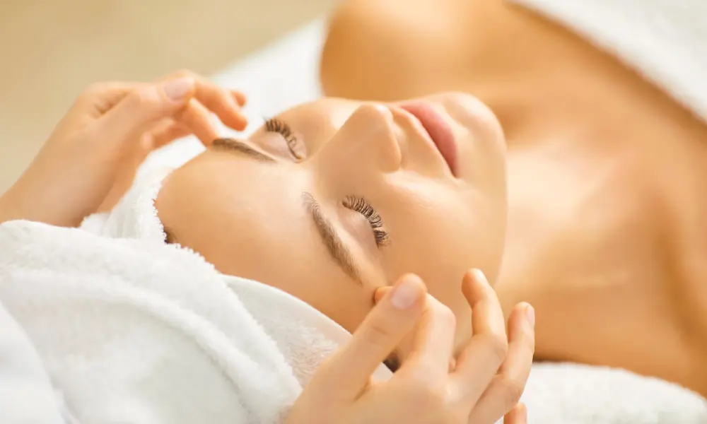 Principais tratamentos de harmonização facial, incluindo preenchimentos, toxina botulínica e bioestimuladores de colagénio.
