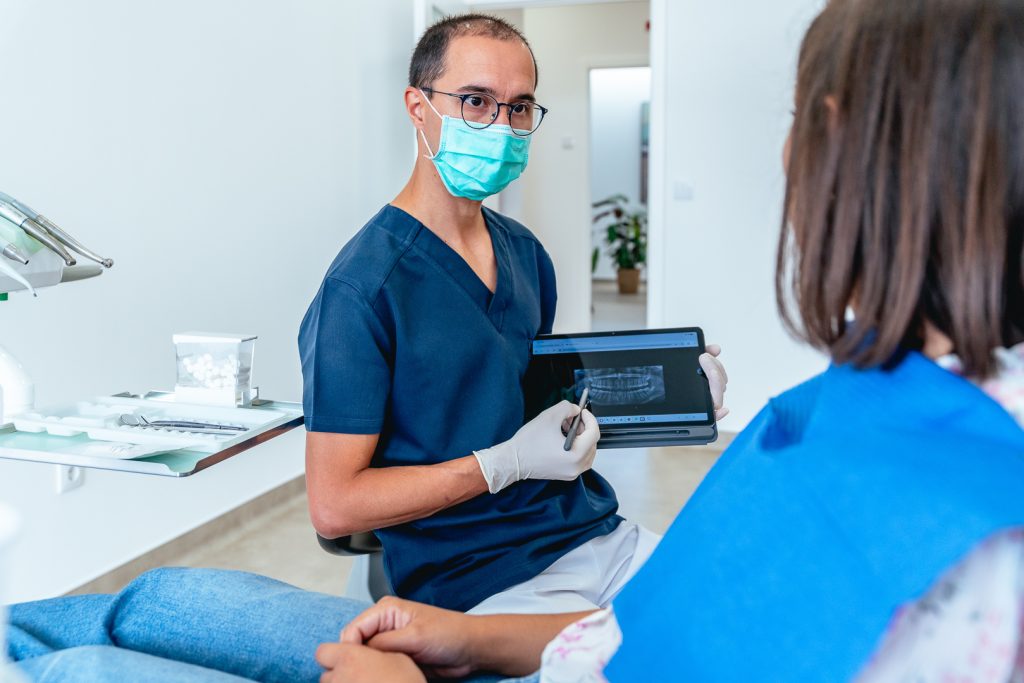 mulher tratanto da saúde oral na clinica do catassol