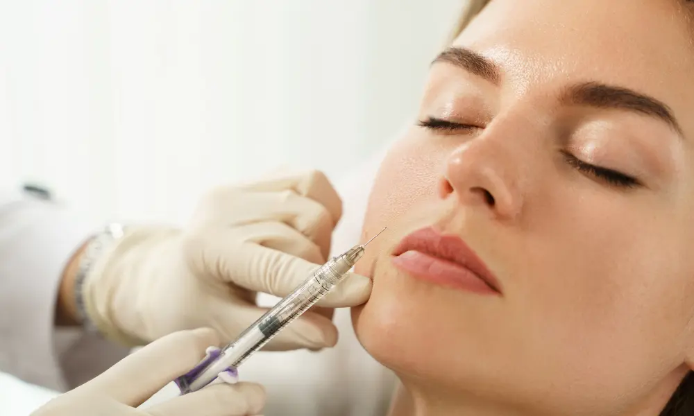 Principais vantagens e limitações da harmonização facial, incluindo naturalidade, personalização, reversibilidade e duração variável dos resultados.