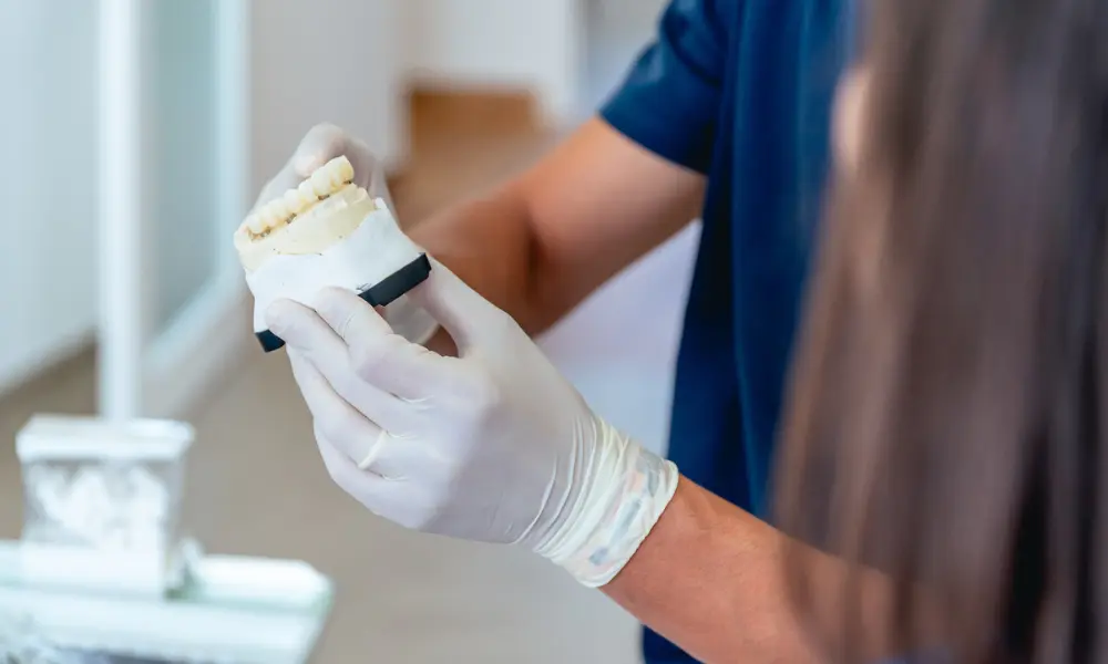 Colocação de implantes dentários, processo cirúrgico e osteointegração para substituir dentes perdidos de forma estável.