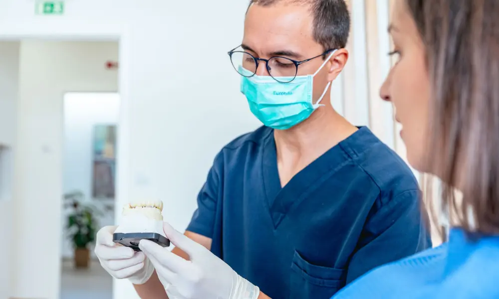 Coroa sobre implante dentário, restauração final e reabilitação estética e funcional do sorriso.