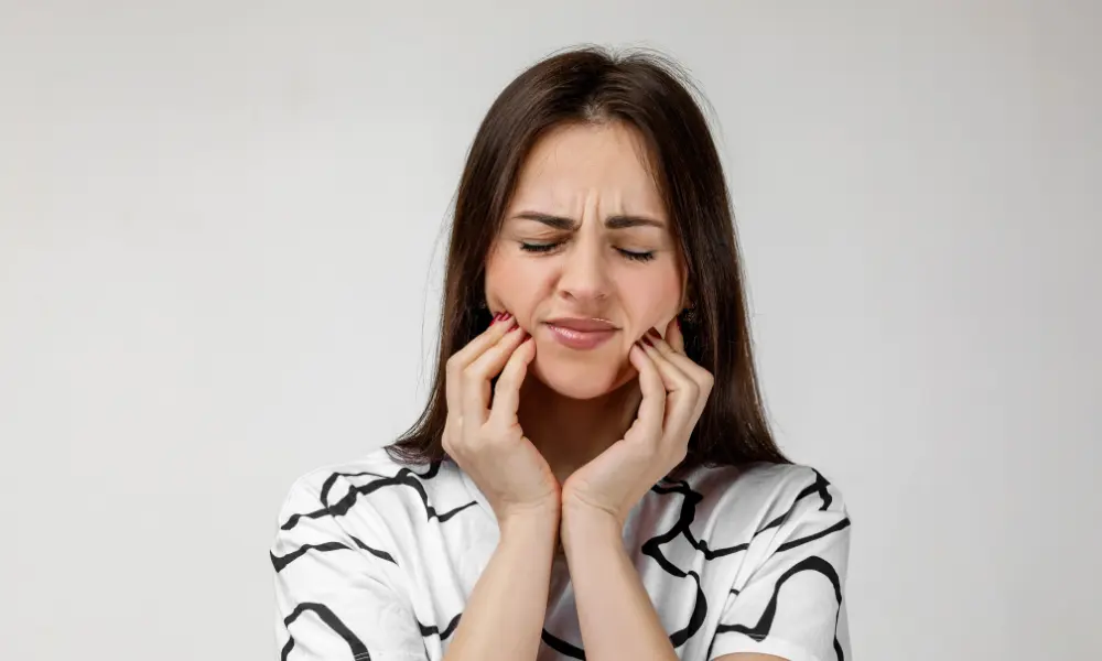 Tratamentos caseiros para sensibilidade dentária, uso de dentífricos dessensibilizantes e cuidados diários para reduzir a hipersensibilidade.