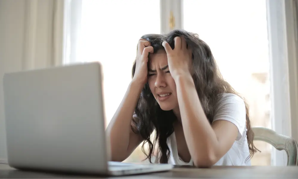 Stress crónico e burnout, exaustão física e emocional causada por níveis elevados de stress.