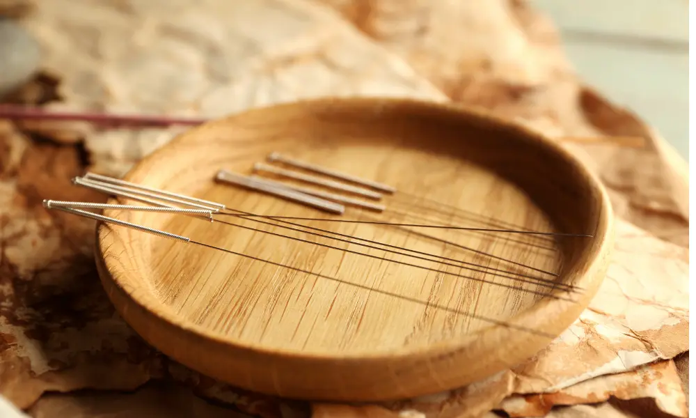 Acupuntura é utilizada no tratamento de vários tipos de dor, como dores lombares, enxaquecas, dores articulares e fibromialgia
