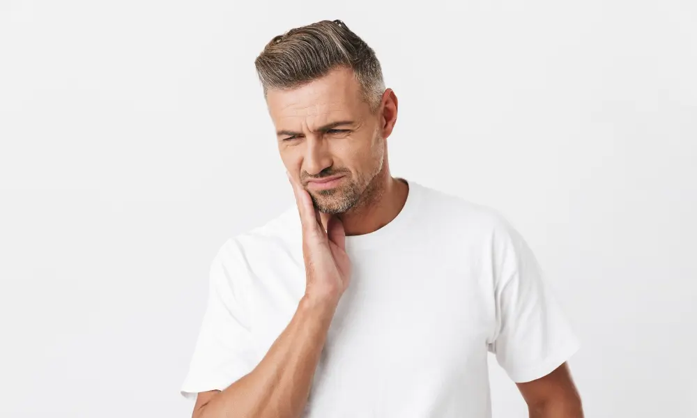 Fatores associados ao bruxismo, como stress, distúrbios do sono, medicamentos e apneia obstrutiva do sono.