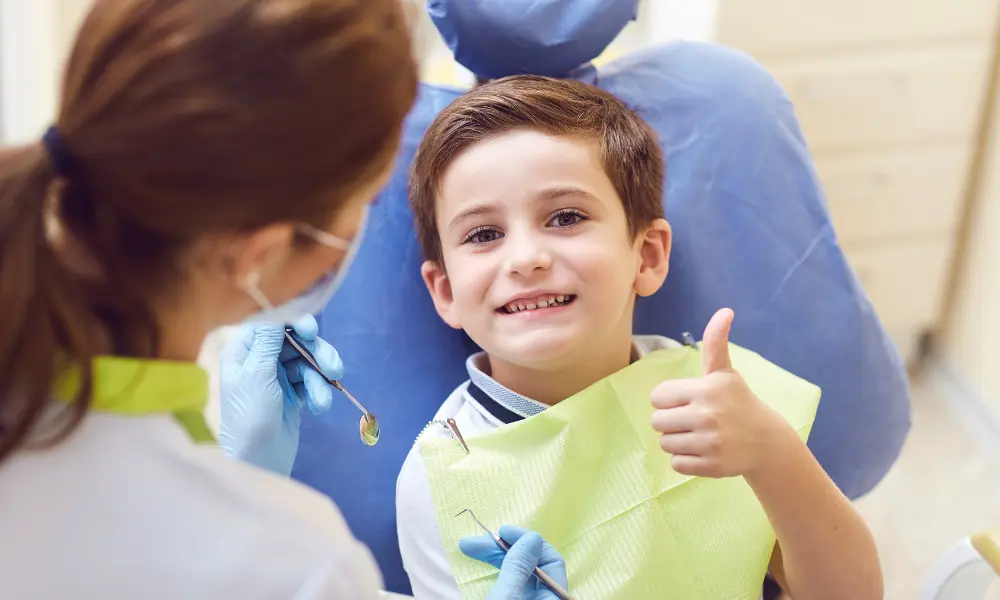 Primeira consulta no dentista explicada aos pais, com orientação sobre cuidados, prevenção e apoio à saúde oral da criança.