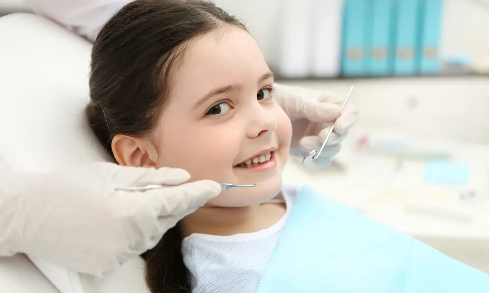 Benefícios de iniciar cedo o acompanhamento dentário infantil, incluindo prevenção de cáries, redução de ansiedade e orientação de hábitos saudáveis.