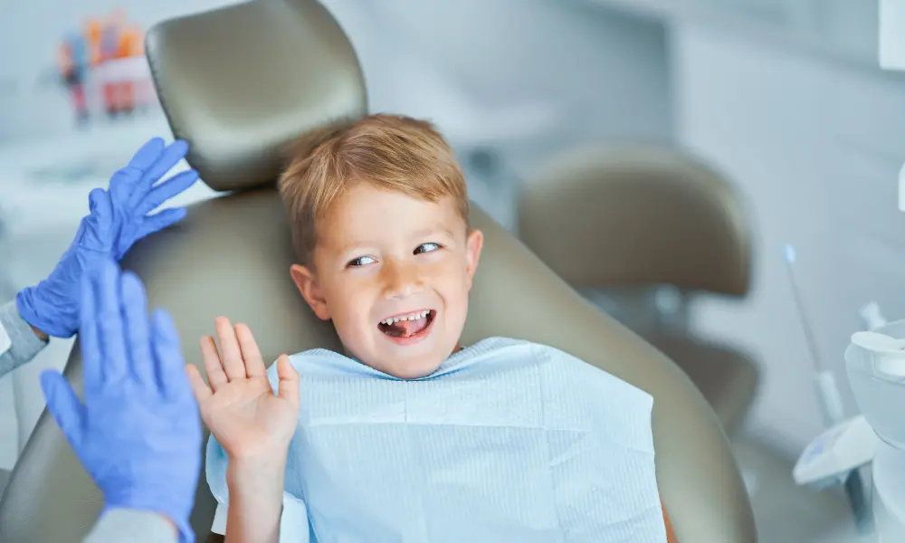 Primeira consulta no dentista para crianças, com avaliação do desenvolvimento oral e orientação aos pais sobre higiene e prevenção.