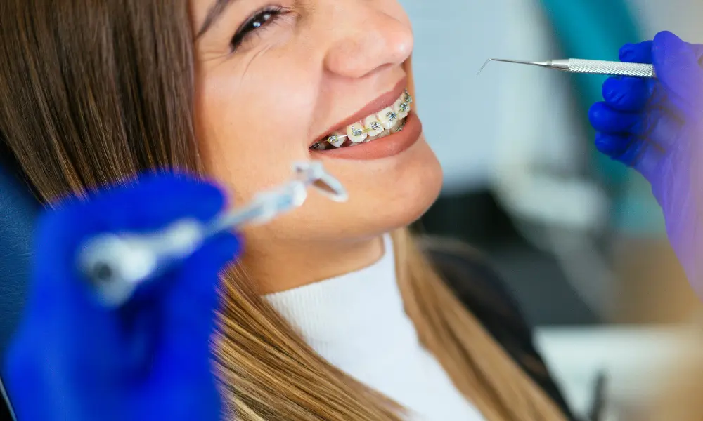 Vantagens e desvantagens do aparelho dentário convencional, mostrando a sua eficácia em casos complexos e os cuidados necessários com a higiene oral.