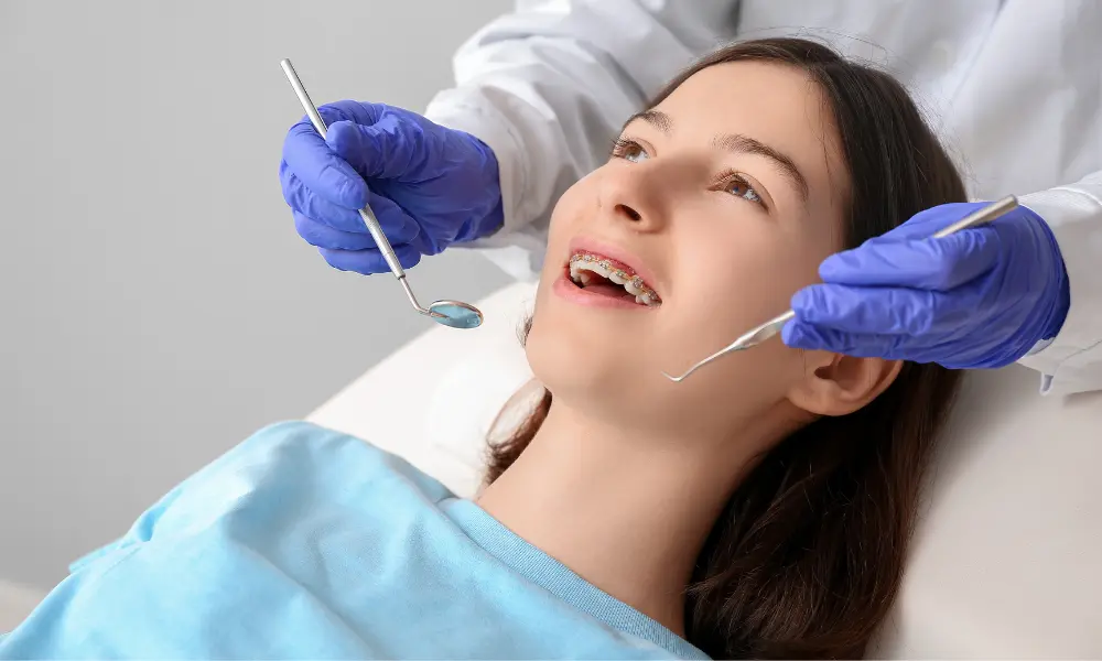 A primeira consulta de ortodontia, recomendada por volta dos sete anos, permite avaliar o desenvolvimento dentário e ósseo da criança, identificar problemas precoces e definir a necessidade de monitorização ou tratamento ortodôntico.