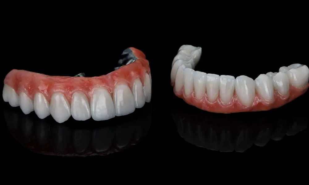 O planeamento do tratamento com próteses dentárias fixas envolve avaliação clínica completa, diagnóstico detalhado, análise dos dentes pilares, estudo da oclusão e definição de objetivos estéticos, garantindo uma reabilitação oral segura e personalizada.
