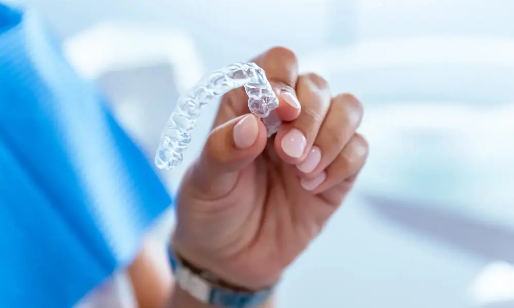 Alinhadores invisíveis oferecem praticidade no uso diário. O aparelho transparente pode ser facilmente guardado na caixa, permitindo comer à vontade e manter uma rotina simples e higiénica. Consulte o seu dentista!