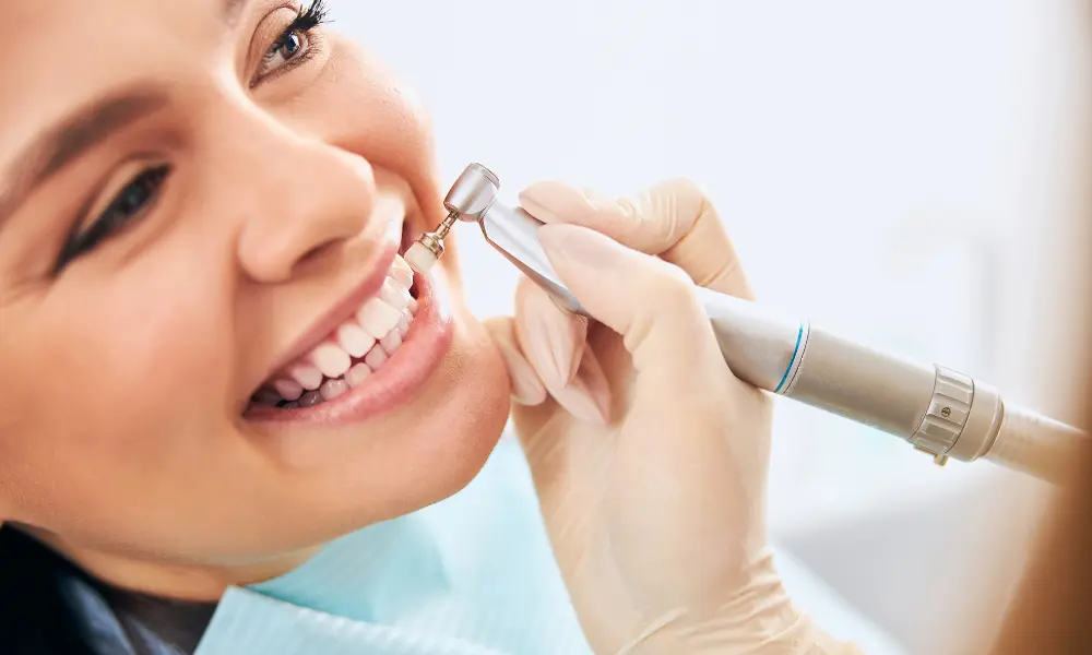 Comunicação entre dentista e paciente para reduzir o medo da consulta. Entenda como explicações claras e sinais de pausa aumentam a confiança e diminuem a ansiedade. Consulte o seu dentista!