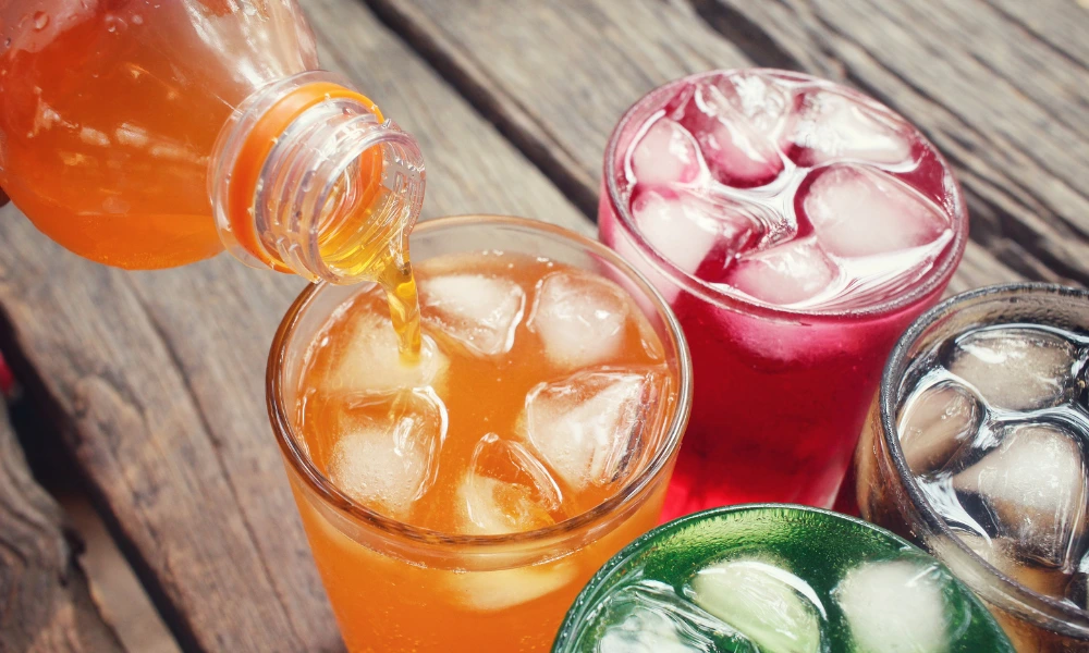 Imagem ilustrativa sobre a relação entre bebidas açucaradas e saúde oral.